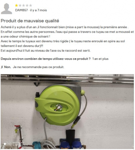 Acheté il y a plus d’un an ,il fonctionnait bien (mise a part la mousse) la première année . En effet comme les autre personnes, l’eau qui passe a travers ce tuyau se met a moussé et a une odeur chimique de solvant ! Avec le temps le tuyaux est devenu très rigide ( le tuyau reste enroulé en spire au sol tellement il est devenu dur)!!! Est aujourd’hui il fuit au niveau de l’axe ou le raccord est serti.