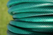 un tuyau d’arrosage en plastique