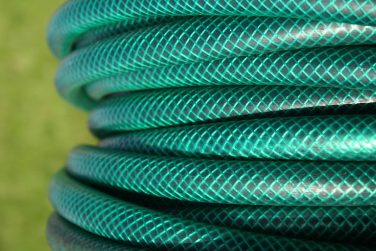 un tuyau d’arrosage en plastique