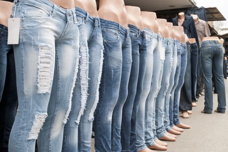 jeans sur des mannequins dans un magasin