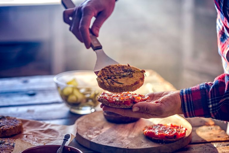 préparation d’un hamburger avec une galette végétale
