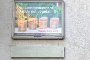panneau affichant la pub “Au commencement, Daddy est végétal”