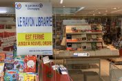 affichette dans un supermarché : “le rayon librairie est fermé jusqu’à nouvel ordre”