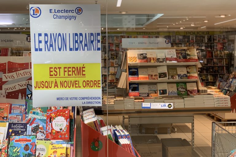affichette dans un supermarché : “le rayon librairie est fermé jusqu’à nouvel ordre”
