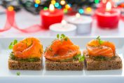 canapés garnis de tranches de saumon