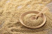 graines de sésame avec bol et cuillère en bois