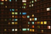 éclairage électrique de nuit aux fenêtres d’un immeuble