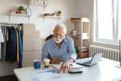 jeune retraité faisant ses comptes