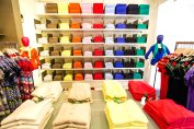 des pulls en cachemire dans un magasin