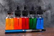 flacons de e-liquide et vapoteuse