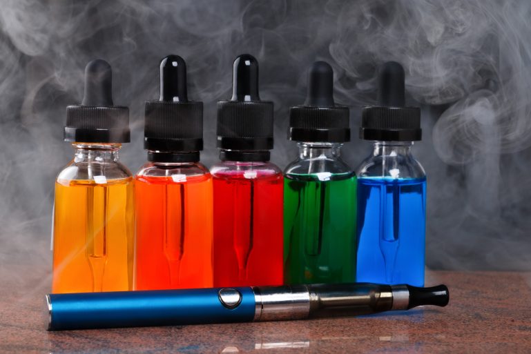 flacons de e-liquide et vapoteuse