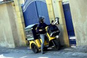 facteur de La Poste déposant un pli dans une boîte aux lettres