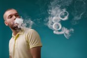 vapoteur entouré de la vape d’une e-cigarette