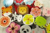Perles à enfiler en bois fleurs et animaux Aloya