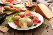 fromage à raclette, pommes de terre et charcuteries