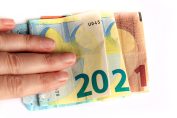 billets de banque formant le chiffre 2021