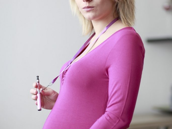 femme enceinte avec une cigarette électronique