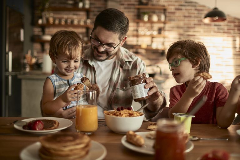 petit-déjeuner en famille avec du Nutella