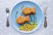 poisson pané dans une assiette