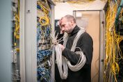 installation de la fibre par un technicien