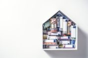maison remplie de billets de banque