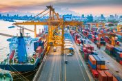 Un port en Asie avec conteneurs et porte-conteneurs