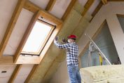 travaux d’isolation de combles avec pose de laine de verre