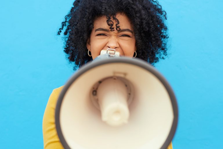 jeune femme et mégaphone