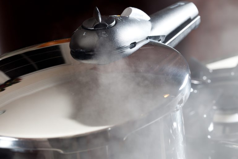 autocuiseur dans un brouillard de vapeur