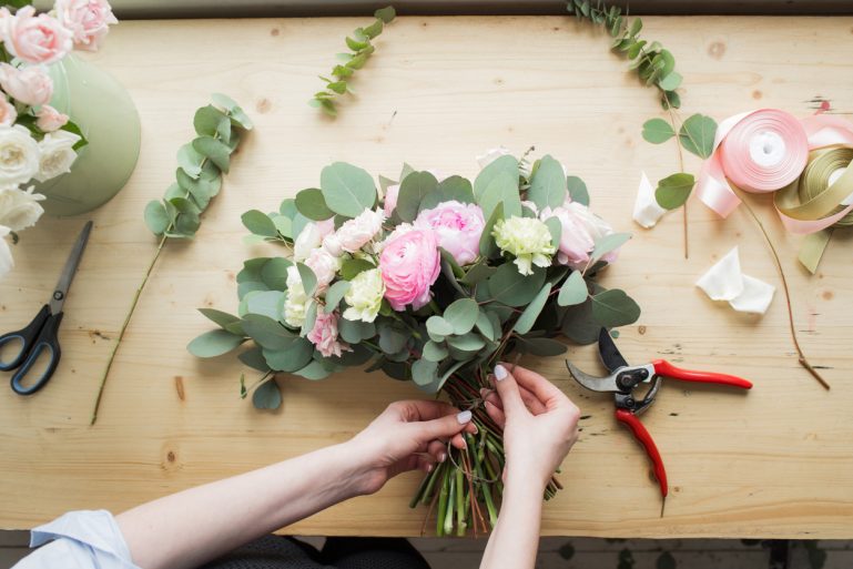 préparation d’un bouquet par une fleuriste
