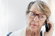 Une femme âgée au téléphone