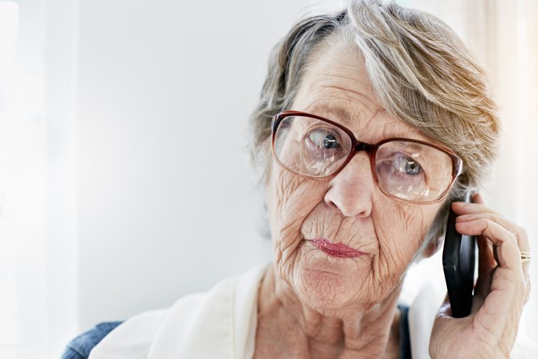 Une femme âgée au téléphone