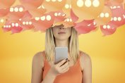 utilisatrice de messagerie sur smartphone