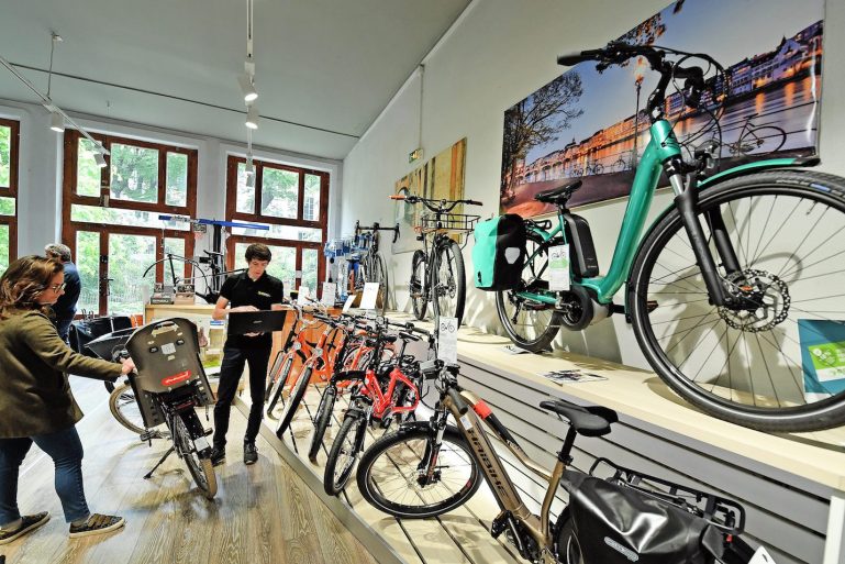 choix d’un vélo à assistance électrique chez un vendeur