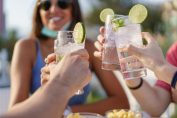 apéro entre amis en terrasse