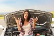 Femme devant une voiture en panne
