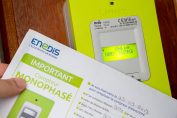 Un compteur Linky et un document Enedis