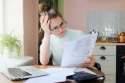 Une jeune femme dépitée à la lecture de sa facture