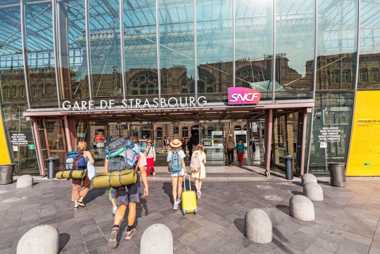 voyageurs prenant le train en gare de Strasbourg