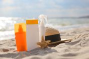 laits, sprays et crèmes solaires sur la plage