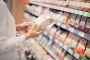 choisir un paquet de riz en magasin bio