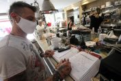 un garçon de café remplit un cahier
