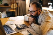 démarches administratives sur un ordinateur