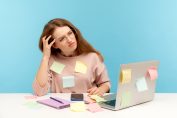 mots de passe écrits sur des post-it