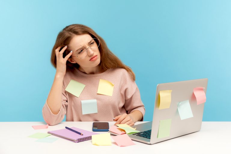 mots de passe écrits sur des post-it