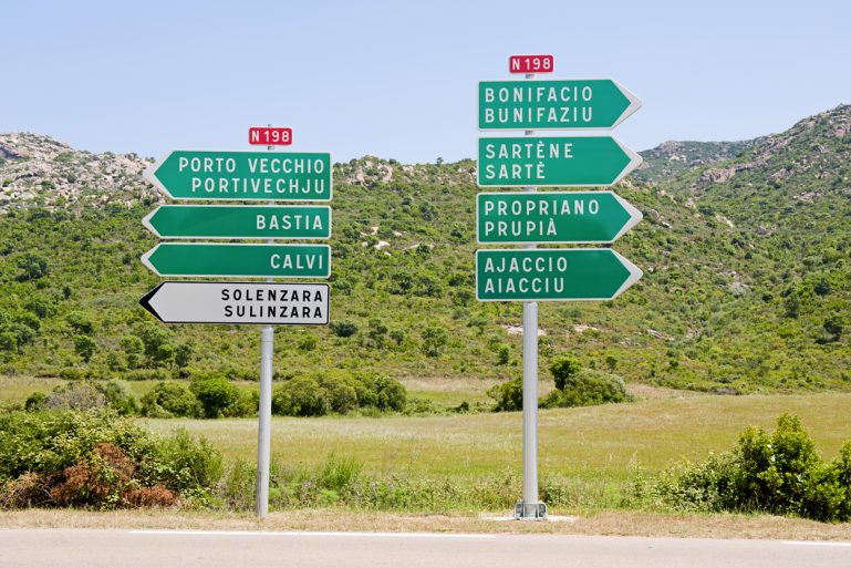 Bastia, Calvi, Ajaccio, Bonifacio… panneaux indicateurs sur une route de Corse