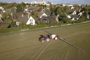 épandage de pesticides à côté de maisons