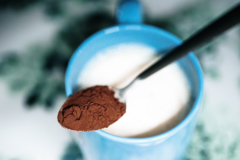 poudre de chocolat et tasse de lait
