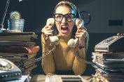 femme énervée avec un téléphone sur chaque oreille