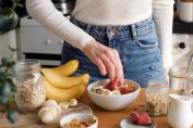 céréales, fruits et fruits secs au petit-déjeuner